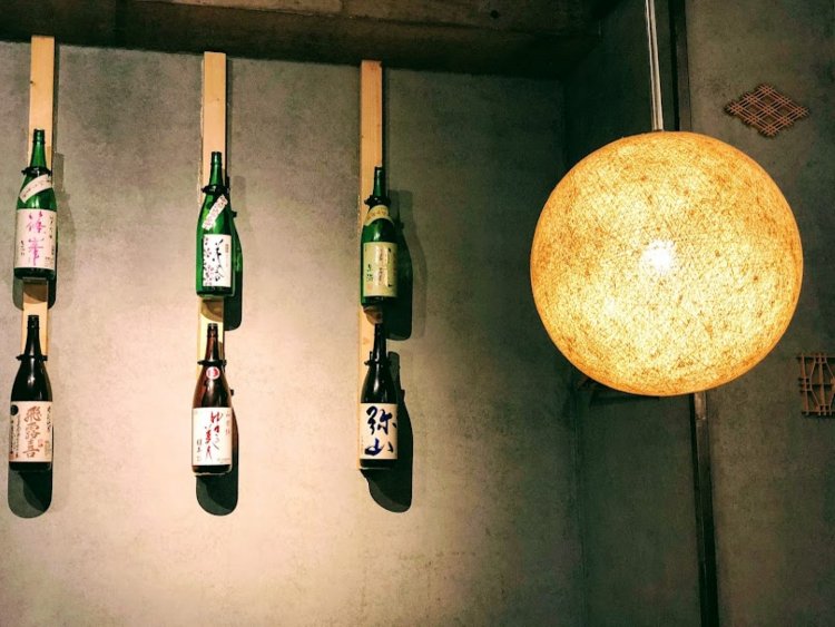 日本酒と料理をゆったりと楽しめる落ち着いた雰囲気。