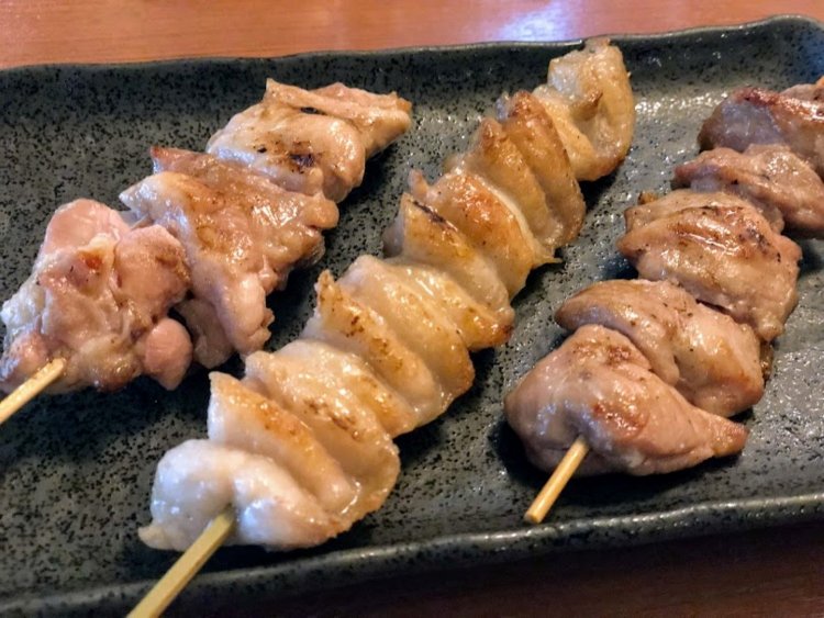 ぜひ看板メニューの手打ちの串物を味わってほしい。焼き鳥から季節の野菜巻きまで、一本一本丁寧に焼き上げる。写真左側から水郷鶏もも280円、ぼんじり280円、ガブリ330円。