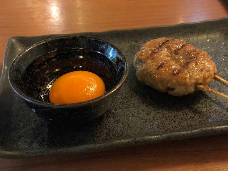 黄身が絡んだ月見つくね390円。2種類のひき肉を混ぜている。