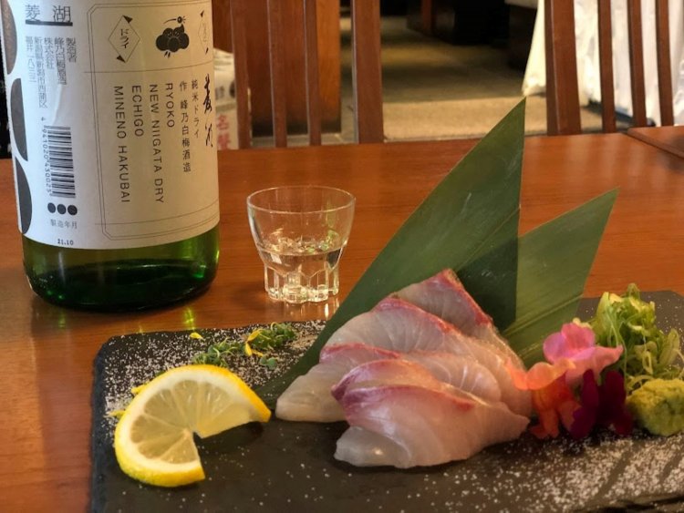 カンパチの御造り780円とマスカットを思わせる香りの菱湖(りょうこ)。