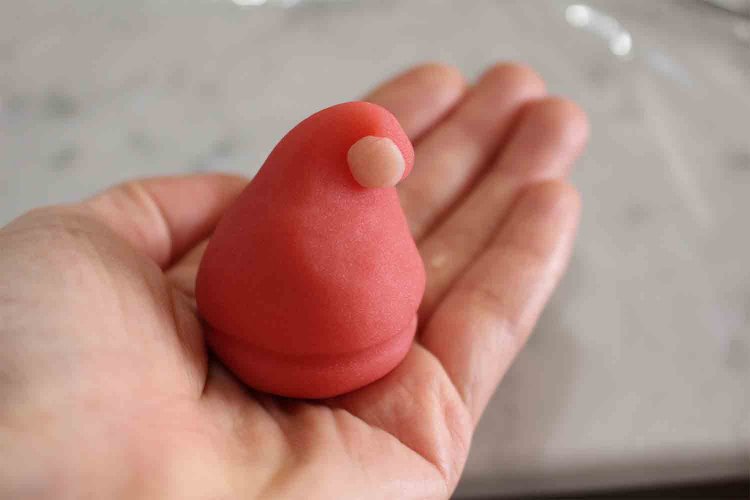 帽子型に整えて、箸で縁に溝を付ける。