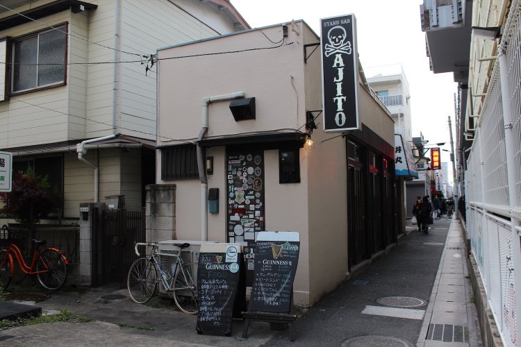 ドクロの看板が目印。