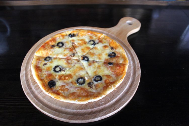 自家製のピザは生地から作っているこだわり。アンチョビ＆オリーブ800円。