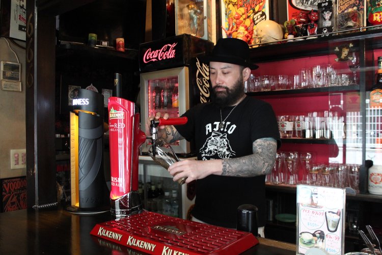 語り口が穏やかな名物マスター。