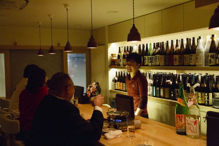 カウンターには檜の一枚板を使用。