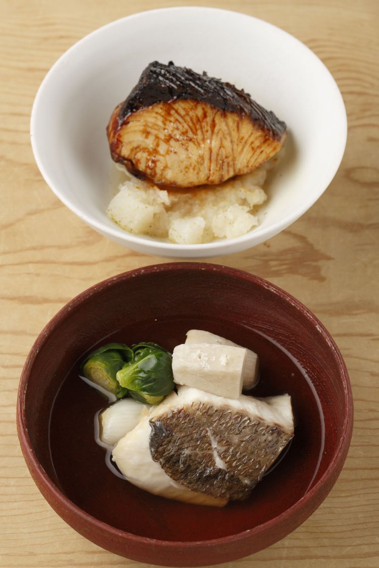 真鯛と冬野菜の炊いたん1500円には「超王祿」1296円150㎖を、鰤のこがし醤油焼き1人前1800円（2人前～）には香ばしい「意宇・生原酒」1944円150㎖の燗酒が合う。