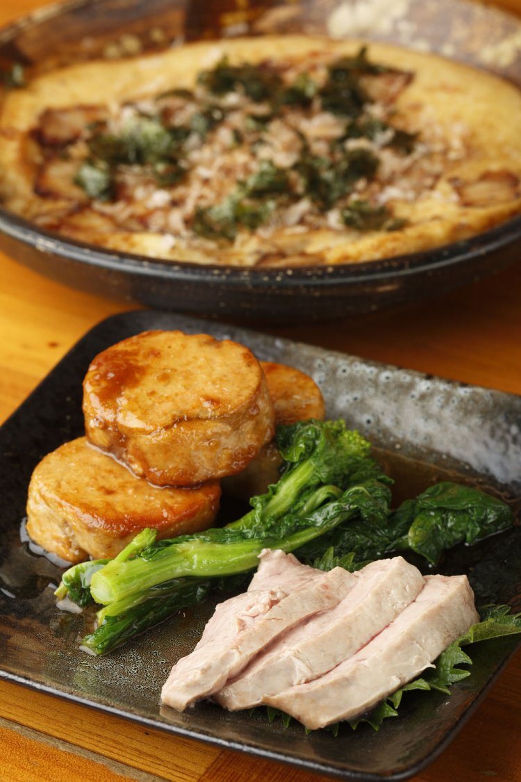 蒸したてのあん肝とあん肝ステーキ680円（手前）、自家製ベーコンを使った山芋もっちり焼き680円。