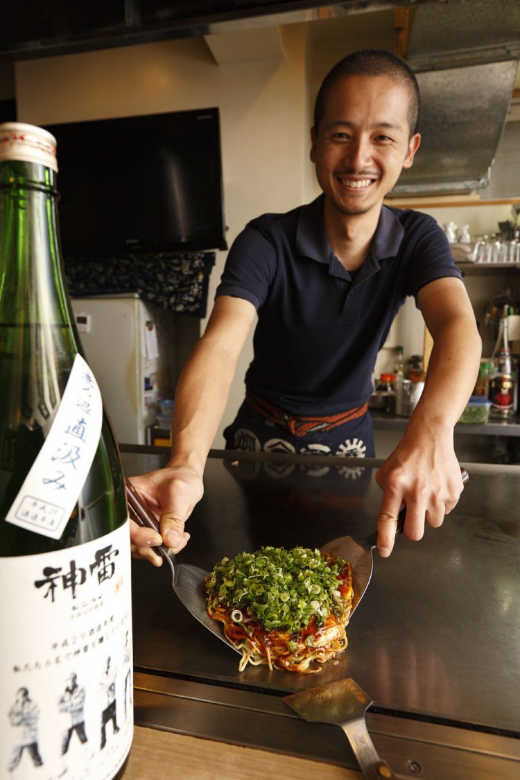 店主の疋田さんが作る本格お好み焼き・肉玉そば980円（広島の観音ネギは＋220円）と「神雷」小540円。麺は茹でたてを使う。