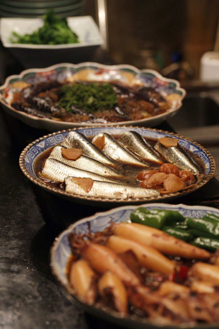 おつまみセット1600円は、佐藤さん手製のイワシの梅煮や茄子のみぞれ煮などたくさんのおばんざいから3品選ぶことができる。