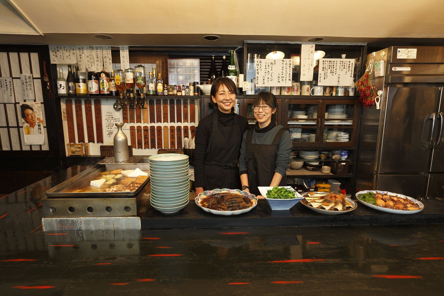 調理担当の佐藤さん（左）とサービス担当の加藤野奈さん。