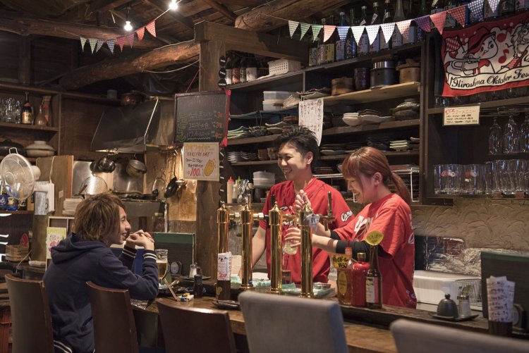 店内には野球グッズがずらり。20時まで全ビールが約4割引き。