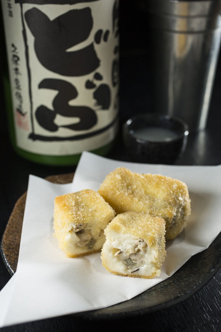 牡蠣クリームコロッケ2個800円には久保本家の生酛のどぶ900円を燗で。