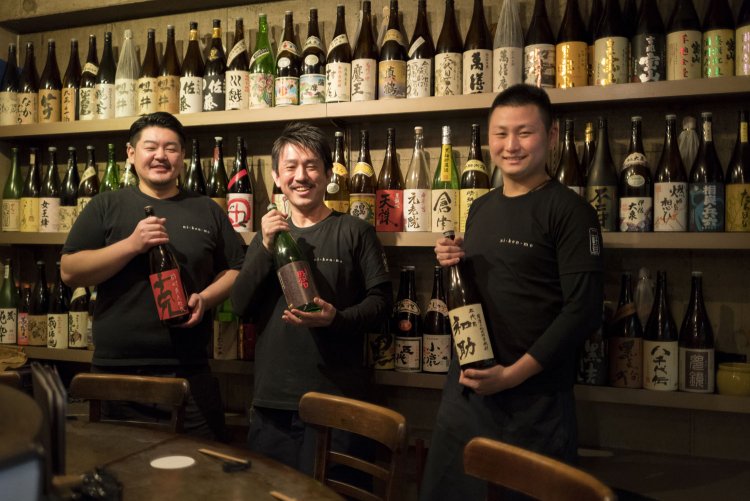 左から桑野さん、店長・友野竜輔さん、麻生涼太さん。