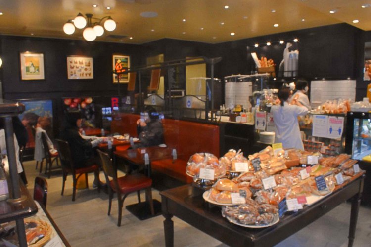 フランスにあるカフェのような雰囲気の店内。