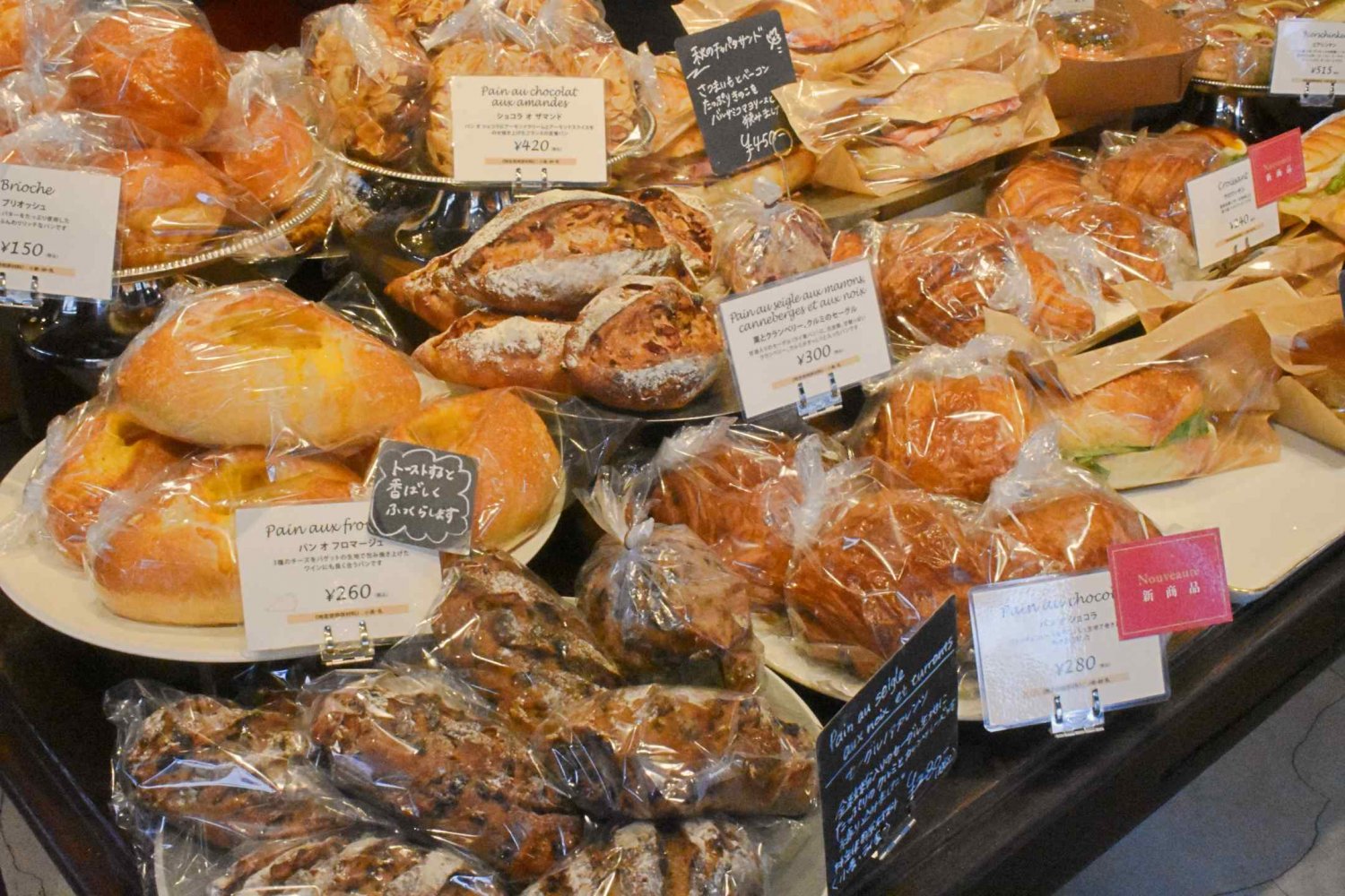 お店に入ってすぐの平台にはパンがぎっしり陳列され、思わず目移りしてしまう。