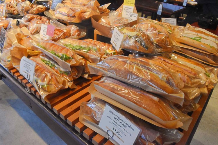 11時には毎日全ての種類のパンが並ぶそう。人気のパンは早めに買いに行きたい。