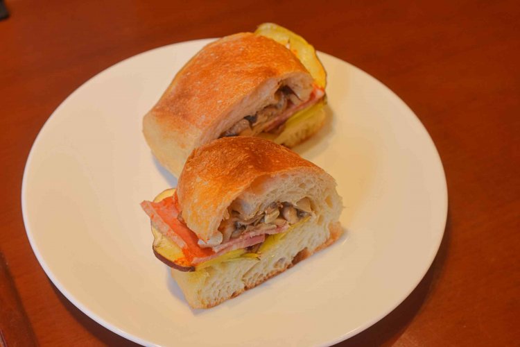 スライスした具材を何層にも重ねられているのが美しい。