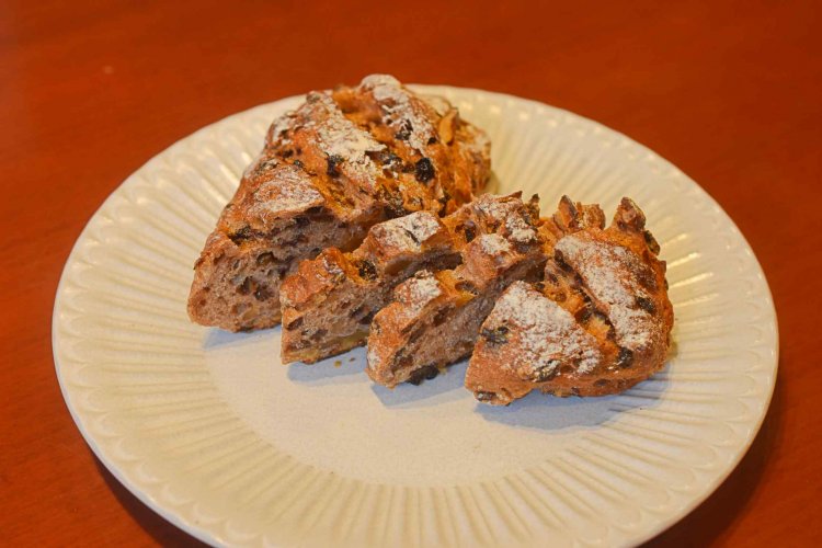 中には、ぎっしりとレーズンとくるみが詰まっている。