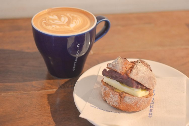 カフェラテ528円、くるみ全粒粉のあんバター345円。