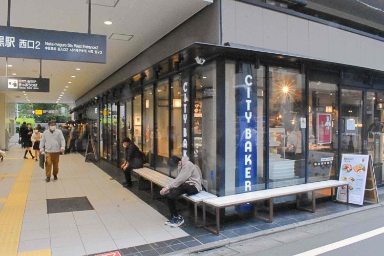 中目黒駅から徒歩数秒！雨の日でも濡れずに行ける、すぐ目の前にある店舗。