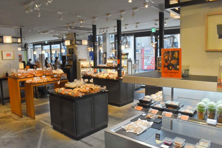 多くのパンやデリ、焼菓子が陳列されている。
