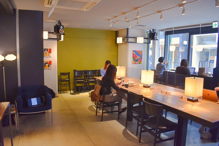 高品質なインテリアが置かれ、シックなカラーでまとめられている。