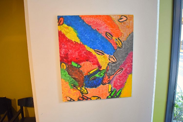 若手の画家を中心に、さまざまな絵が飾られている。