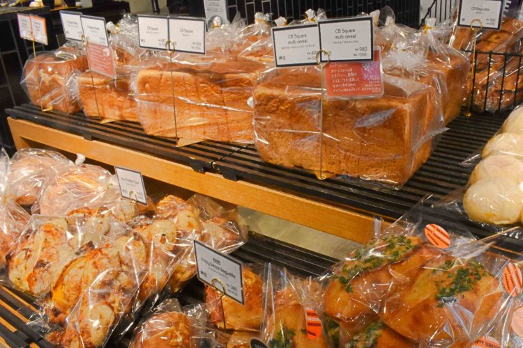 奥から2番目が、1番人気の食パンブルマンブレッド1斤496円、1/2斤248円。