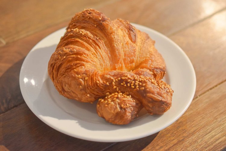 クロワッサン生地をプレッツェルの形に成形しているのがユニークな、プレッツェルクロワッサン356円。