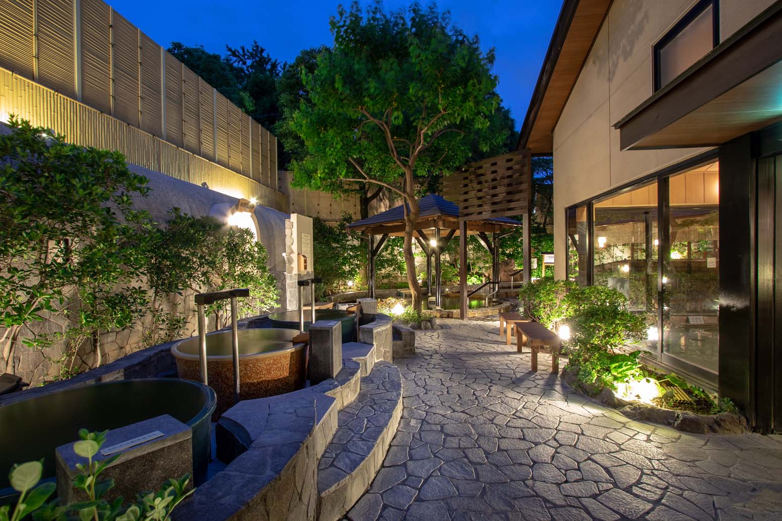 板橋区志村坂上の『前野原温泉 さやの湯処』は、和の風情を漂わせる