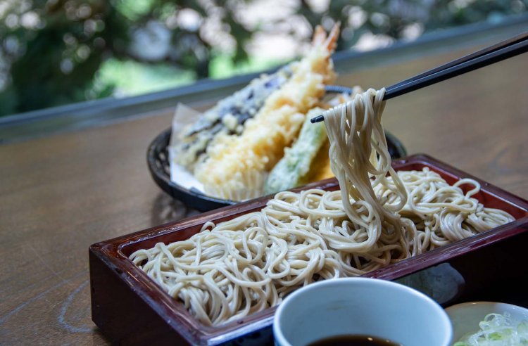 北海道をはじめ、その時期ごとに旬を迎える各地の国産そば粉を厳選した十割そば。せいろ670円、天ぷらせいろ1080円。