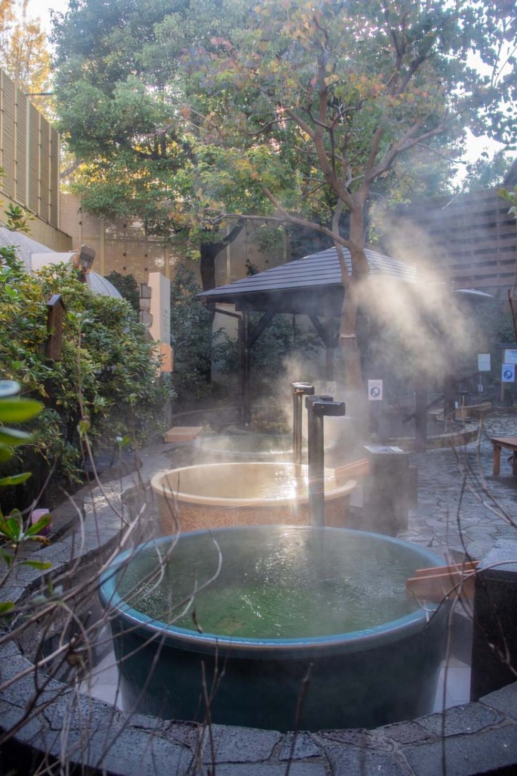 浴槽を独り占めできるつぼ湯は、陶器の感触も心地よい。男女ともに3つずつある。