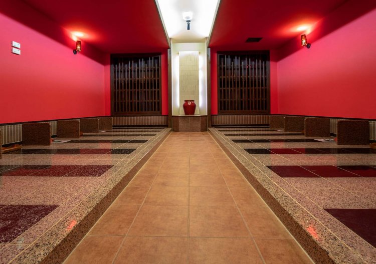 「夏」は、天寿石、不老石、ブラックゲルマニウムの3種類の岩盤を備えた高温岩盤浴。発汗効果も高く体の芯から温まる。 