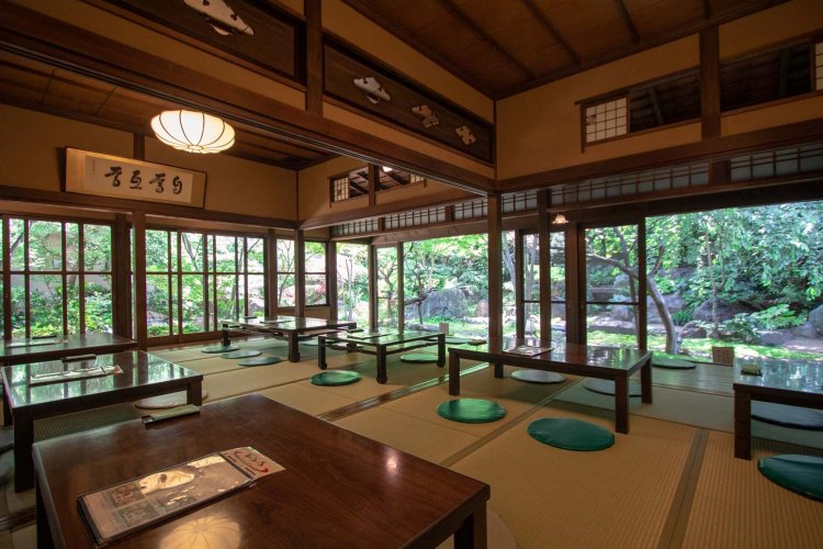 建築当時の趣を残す奥座敷。縁側に取り付けられた波板ガラスの戸が歴史を物語る。