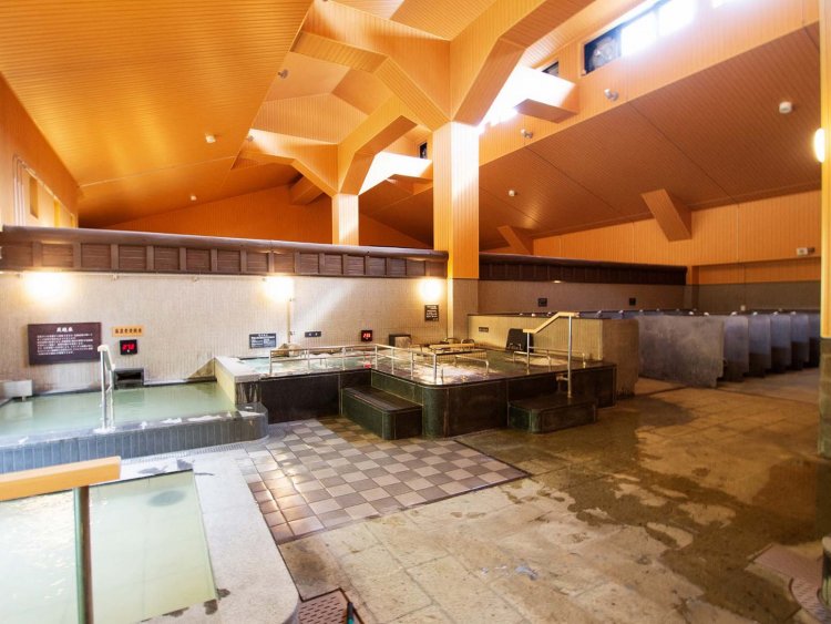 天井が高く開放的な内風呂では、さまざまな機能浴を楽しめる。 