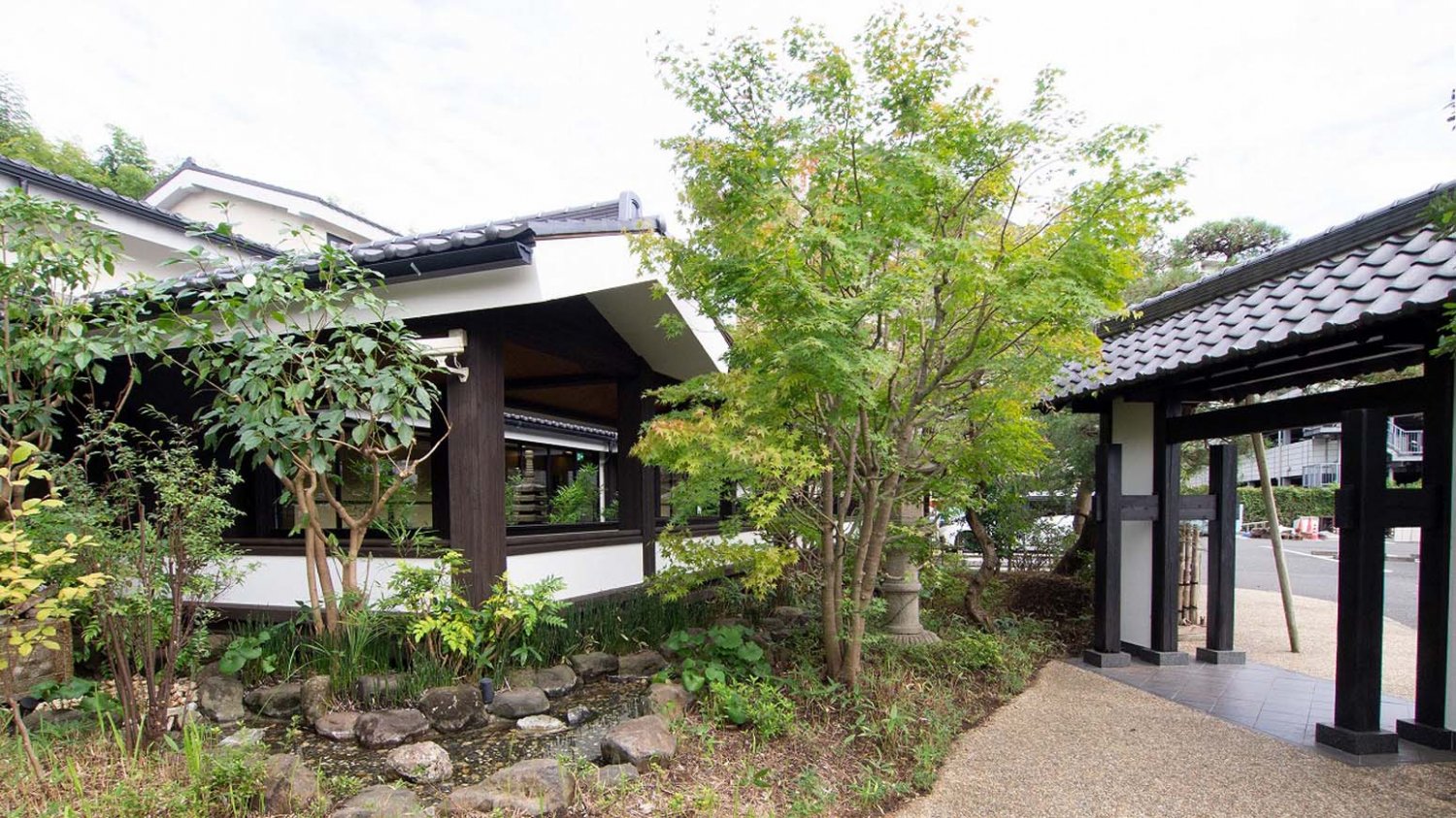 純和風の建物や門が迎えるエントランス部は、日本旅館のような趣を感じさせる。