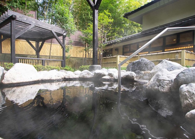 岩に囲まれた源泉かけ流しの露天風呂。高温の湯で、とろみあるやさしい肌触りが特徴。 