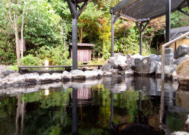 ぬる湯は、森の緑を眺めながら心地よい温度で楽しめる。疲れた体を優しく癒やしてくれる。