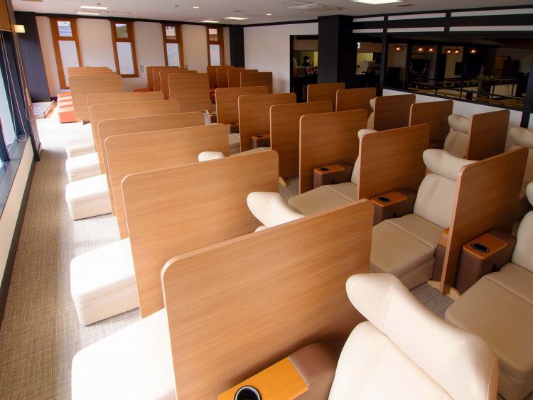 約3000冊のマンガをそろえた本棚もある「らくらくの間」。一画には女性専用シートもある。