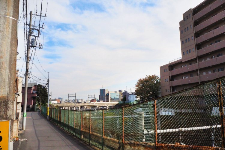 思惑通り、空はきちんと見える。奥を横切っているのは北陸新幹線。
