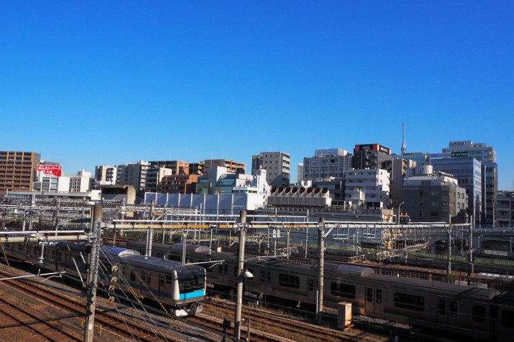 橋の西側から北東を望む。