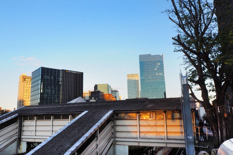 聖橋の南端から東方面を望む。