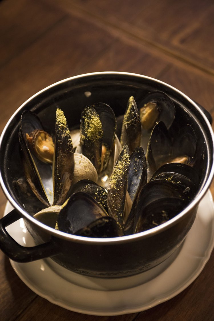 山盛りムール貝Ｓ1780円。山椒風味が新しい。