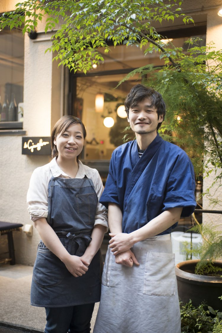 シェフの萩原裕貴さんとホールスタッフの越野舞さん。