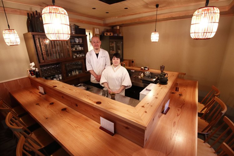 女将・由衣さんの得意技はハンドドリップのコーヒー。藤極さんは普段は厨房に。