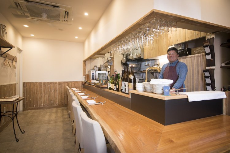 カウンターだけの小さな店内。「自由な発想の店をやりたい」と中田さん。