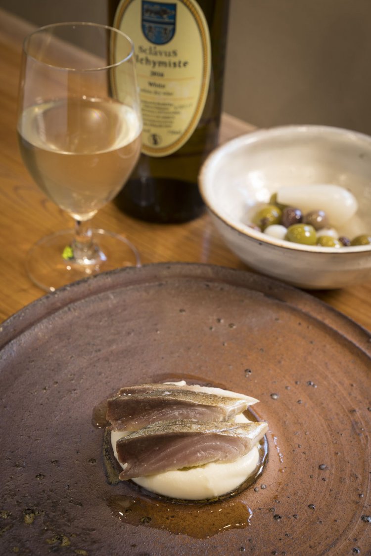 〆鯖とカリフラワーのムース1600円は日本酒と。ワインにはオリーブと塩らっきょう500円。