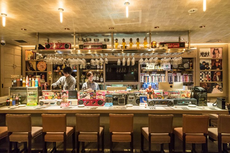 懐かしのグッズが並ぶカウンター席。BGMはDJ役の店員が当日の客層やお客さんの会話に合わせ選曲。（店内写真は2018年撮影）
