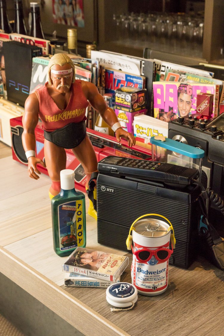 店内には超レアな80年代のショルダーホンなども。