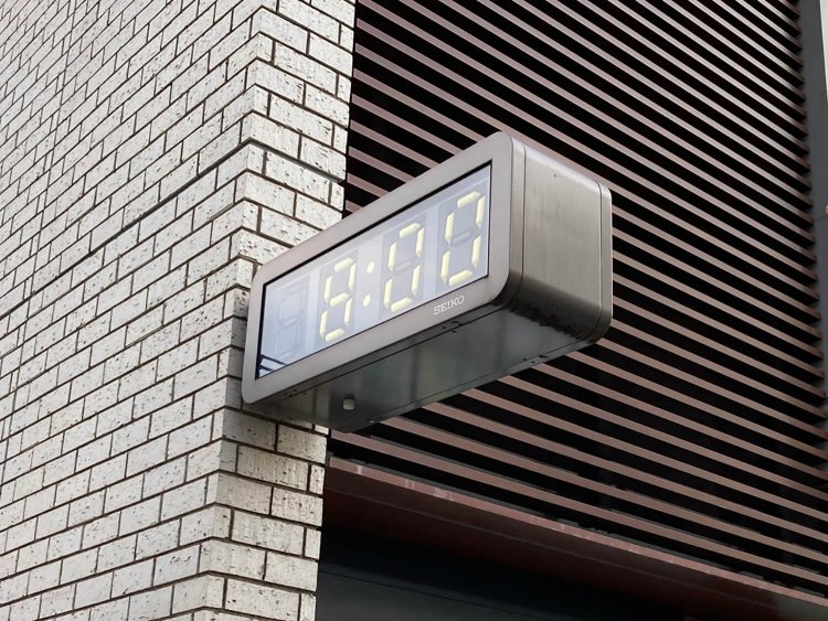 調布の不動産屋。この付近には信号などがないため、普段は一瞬で通過してしまってあまり見られない（なお、通勤時には写真を撮る余裕などないため、これは後日撮影したもの）。